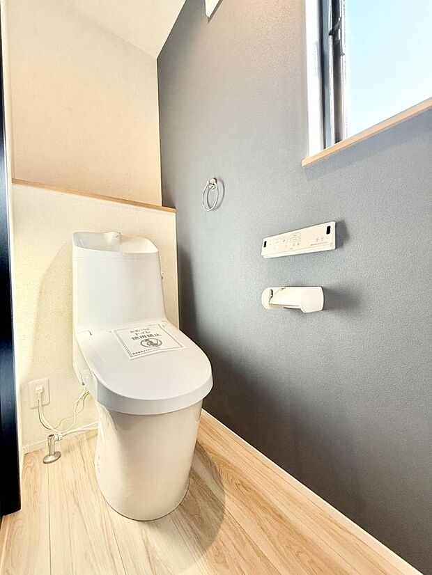 【トイレ】■窓付きで明るく清潔なトイレ♪