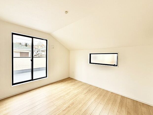 【寝室】大きな窓は開放感があり、明るさ通風バッチリです