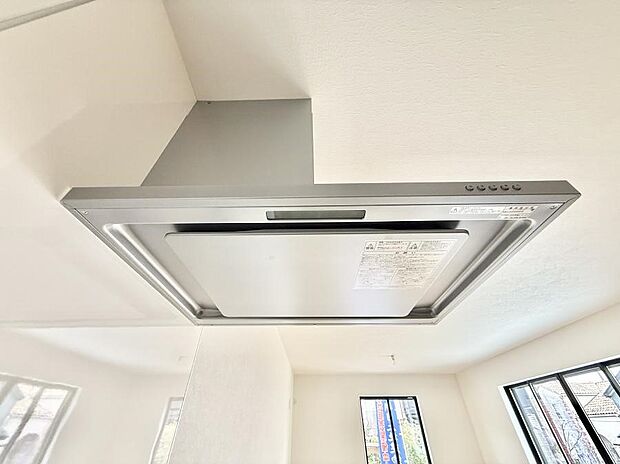 【レンジフード】■調理時の蒸気や匂いが換気扇に誘導され、効率的に排煙ができます。