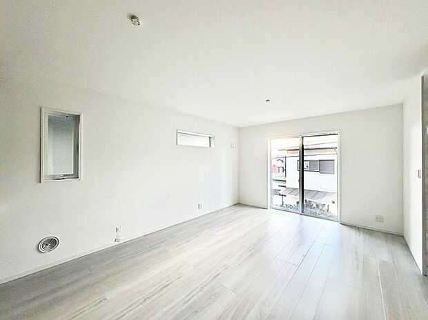 【リビング】陽ざしが射し込む明るいLDK