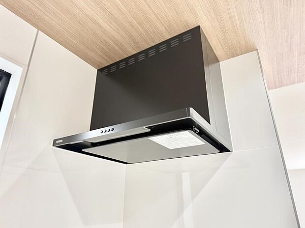 【レンジフード】■調理時の蒸気や匂いが換気扇に誘導され、効率的に排煙ができます。