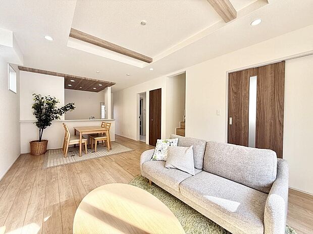 【リビング】■くつろぎと笑顔が集まる、心温まるリビング