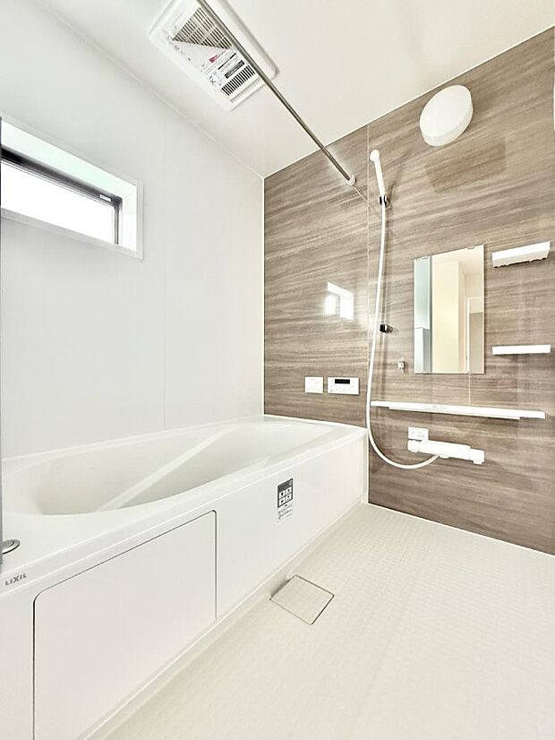 【浴室】落ち着いた色合いの壁面、ゆっくり寛げるバスルーム