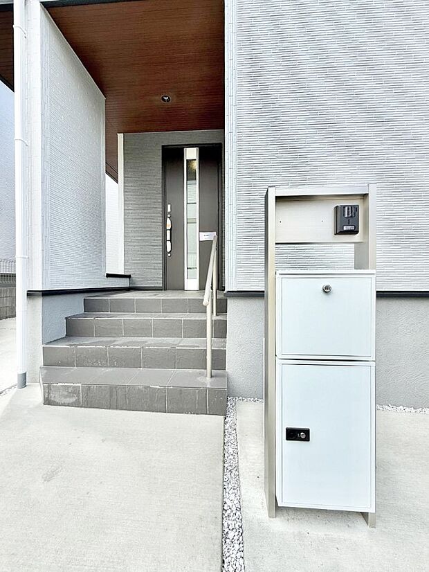 【玄関】■ 心地よい暮らしへとつながる、温かい玄関