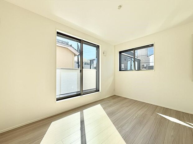 【リビング以外の居室】大きな窓は開放感があり、明るさ通風バッチリです