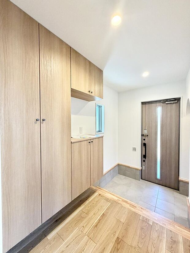 【玄関】■ 家族やゲストをやさしく迎える、心地よい空間