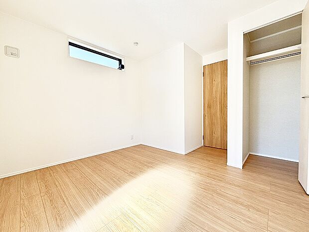 【寝室】■シンプルな空間で、収納付きベッドやデスクなど、多機能な家具を活用しやすいです