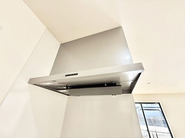 【レンジフード】■調理時の蒸気や匂いが換気扇に誘導され、効率的に排煙ができます。