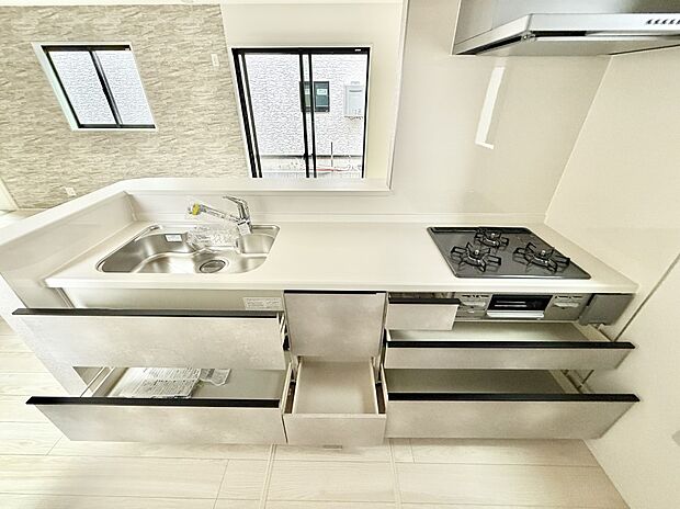 【キッチン】■収納力豊富なシステムキッチンです!