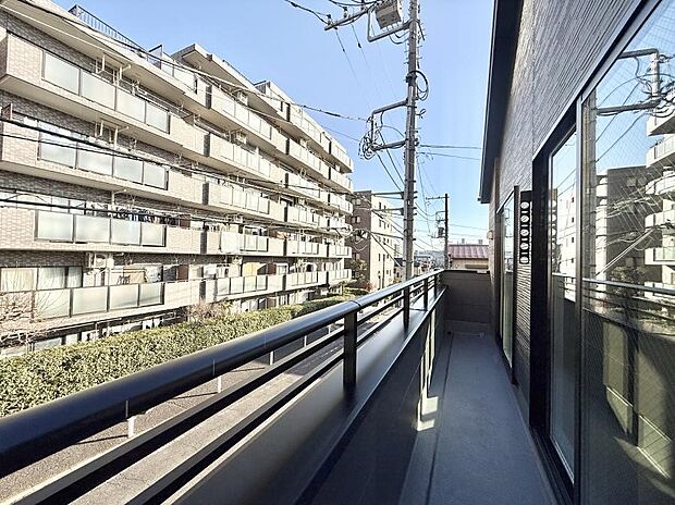 【バルコニー】■ 心地よい風と光を感じる、くつろぎのバルコニー