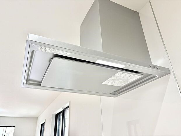 【レンジフード】■調理時の蒸気や匂いが換気扇に誘導され、効率的に排煙ができます。