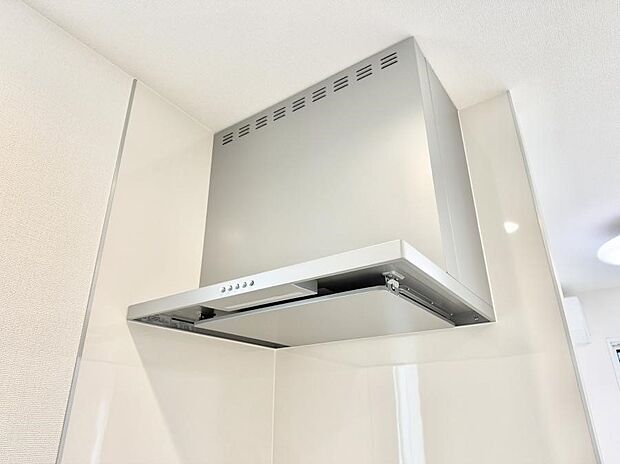 【レンジフード】■調理時の蒸気や匂いが換気扇に誘導され、効率的に排煙ができます。