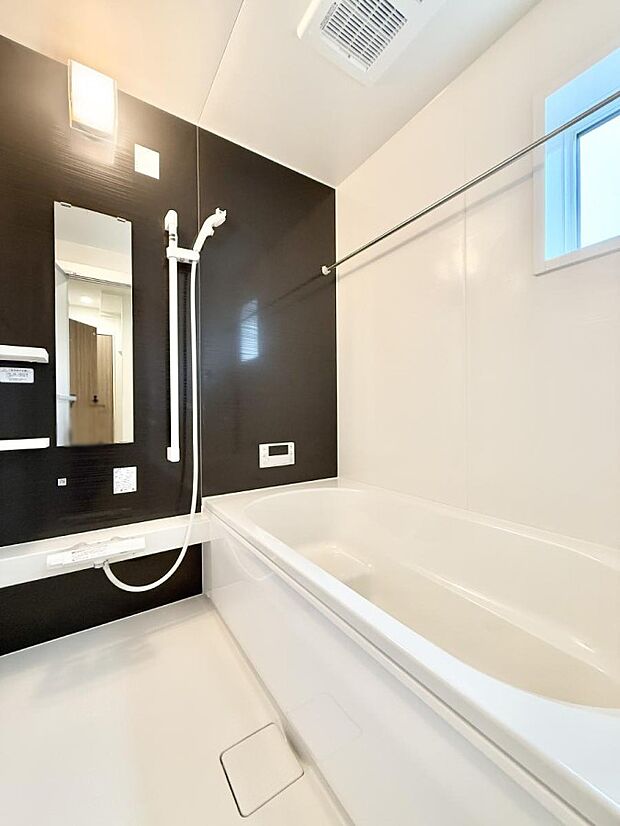 【浴室】落ち着いた色合いの壁面、ゆっくり、ゆったり寛げるバスルーム。