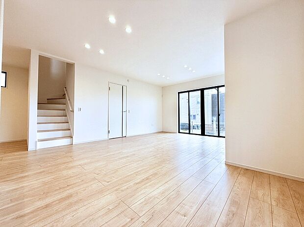 【リビングダイニング】ここにいる時間が一番長いから やっぱりリビングは明るい方がいいですよね