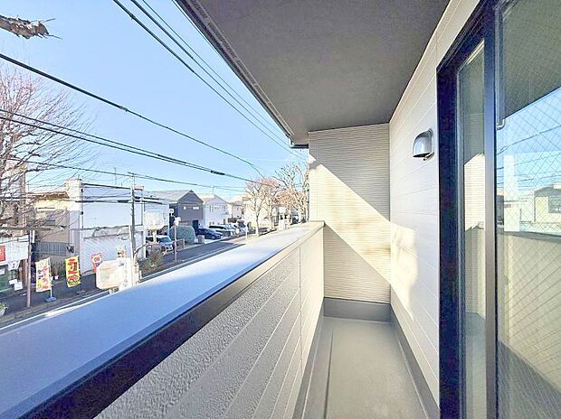 【バルコニー】■ 季節の移ろいを感じられる開放的な空間です