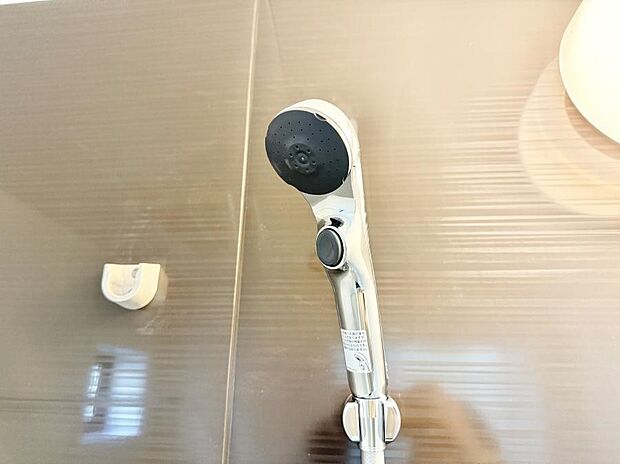 【止水シャワーヘッド】■手元で簡単に止水できるため、水の無駄遣いを減らすことができます。