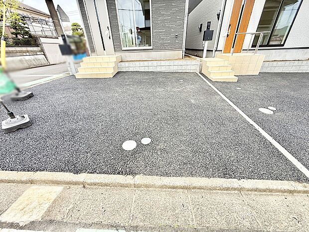 【駐車場】広い駐車場スペースが魅力的です