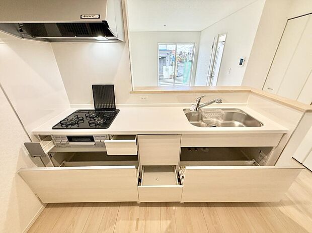 【キッチン】収納力豊富なシステムキッチンです！  