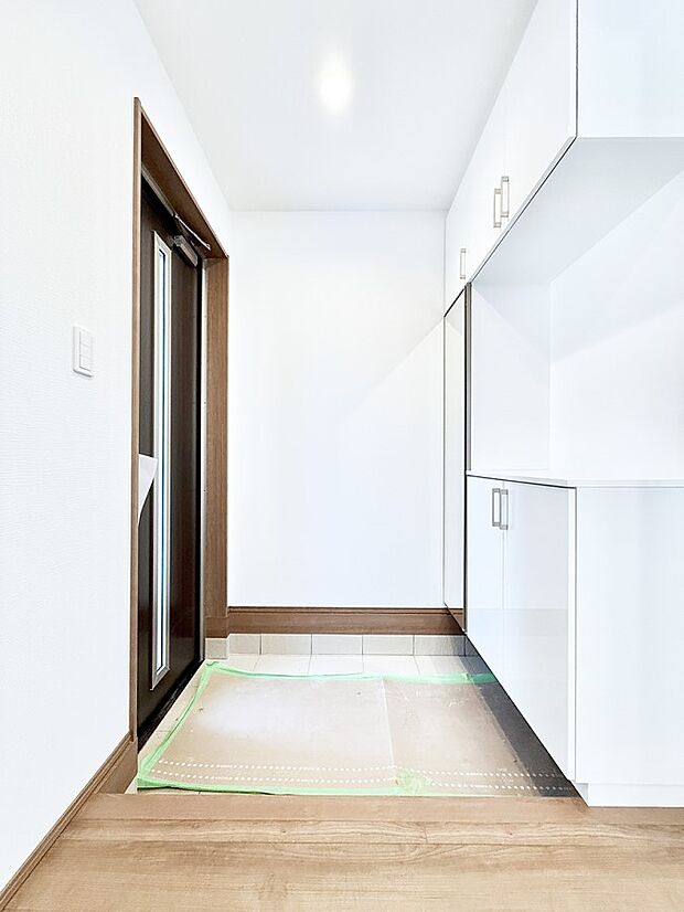 【玄関】窮屈さを感じさせない広々玄関！