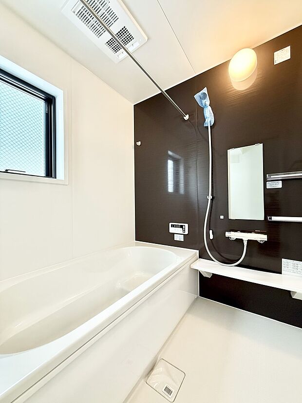 【浴室】落ち着いた色合いの壁面、ゆっくり、ゆったり寛げるバスルーム。