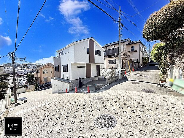 【前面道路含む現地写真】角地につき陽当り良好です!