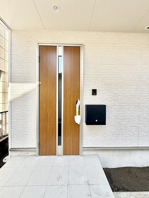 【玄関】■ 心地よい暮らしへとつながる、温かい玄関