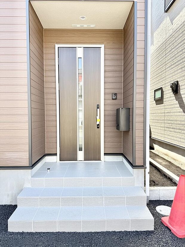 【玄関】■ 心地よい暮らしへとつながる、温かい玄関