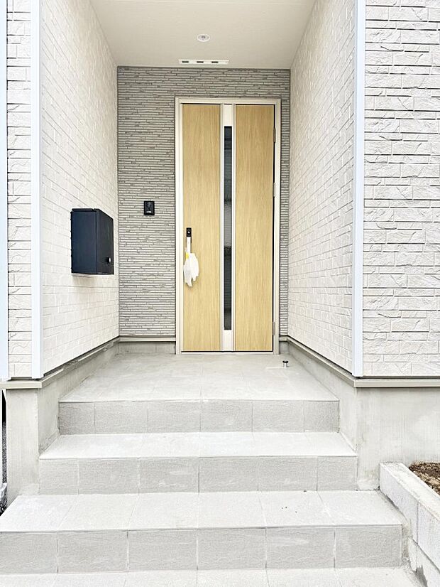 【玄関】■ 帰るたびにホッとする、安心感のある佇まい