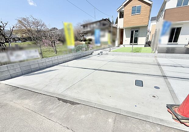 【駐車場】■広い駐車場スペースが魅力的です