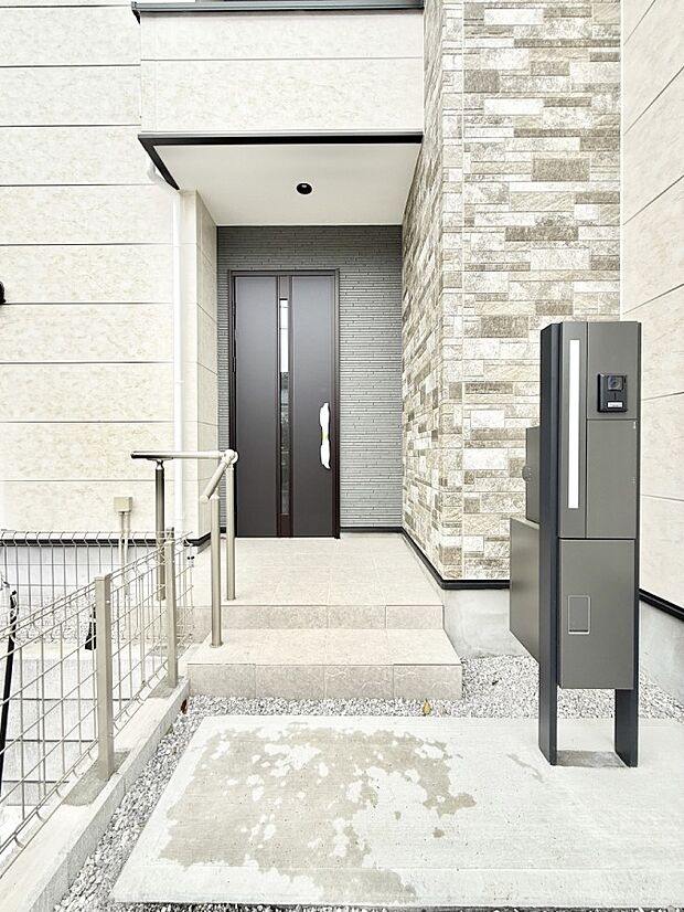 【玄関】■ 家族とゲストをやさしく迎える、心温まる玄関