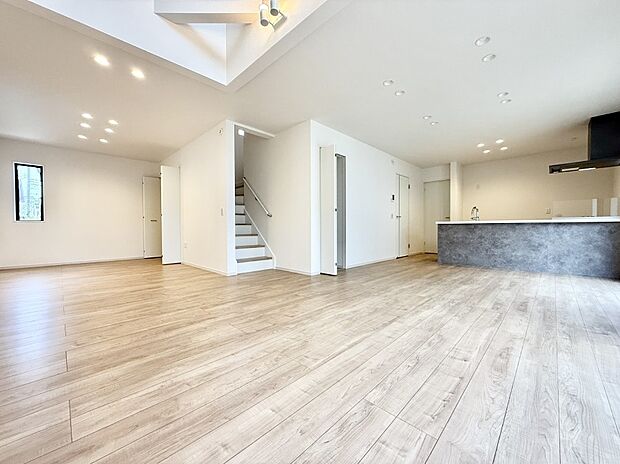 【リビングダイニング】■リビングイン階段採用で、ご家族のコミュニケーションも増えますね