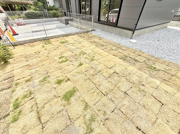 【庭】1号棟 ■暮らしに潤いを与える、緑が取り入れられた住まいです
