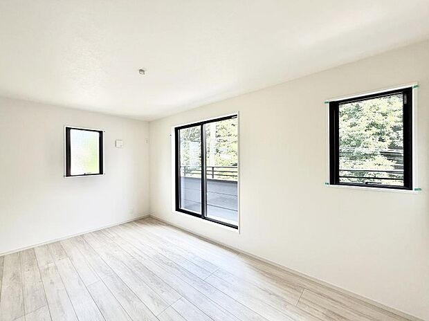 【リビング以外の居室】1号棟 ■落ち着いた色合いのお部屋で穏やかな時間を楽しめます