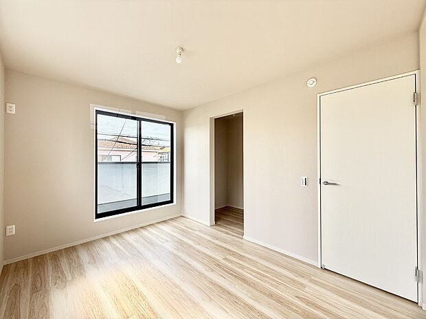 【寝室】■窓の配置や通気性の良い設計で部屋の空気がこもらず、常に新鮮な空気が流れます