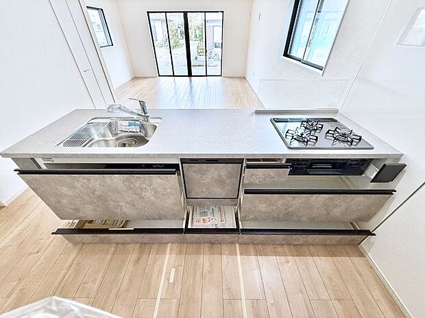 【キッチン】収納力豊富なシステムキッチンです！