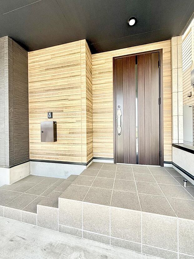 【玄関】■ 心地よい暮らしへとつながる、温かい玄関