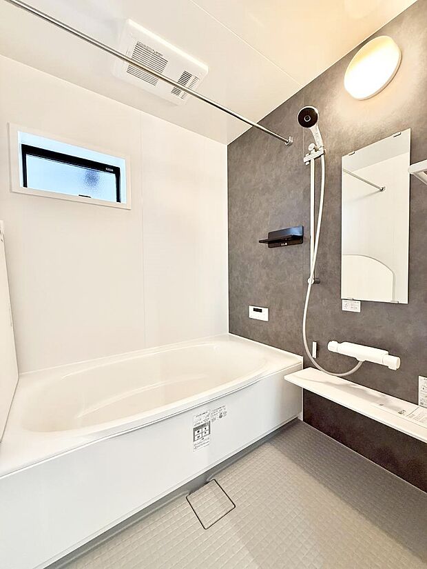 【浴室】■落ち着いた色合いの壁面、ゆっくり寛げるバスルーム