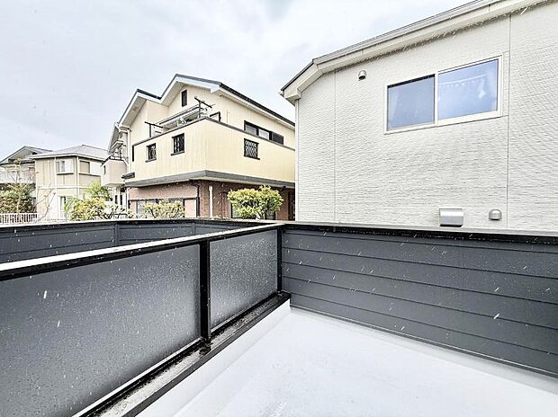 【バルコニー】■ 朝のコーヒーや夜の星空を楽しむ、癒しの場所