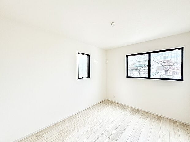 【寝室】■窓の配置や通気性の良い設計で部屋の空気がこもらず、常に新鮮な空気が流れます