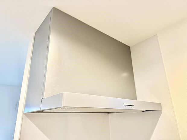 【レンジフード】■フードに覆われている為、匂いが換気扇に誘導され、効率的に排煙ができます