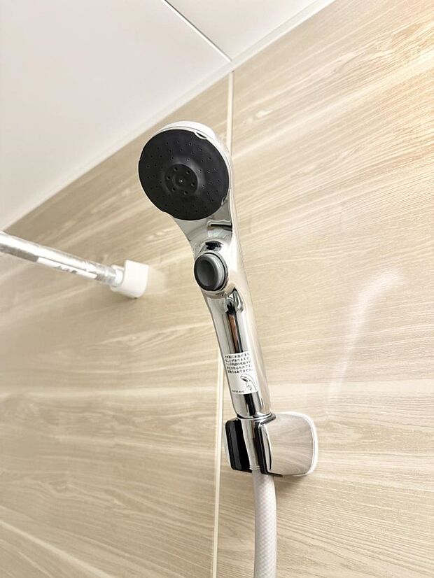 【止水シャワーヘッド】■わざわざシャワー水栓のレバーまで手を伸ばす必要がなく、簡単に止水できる