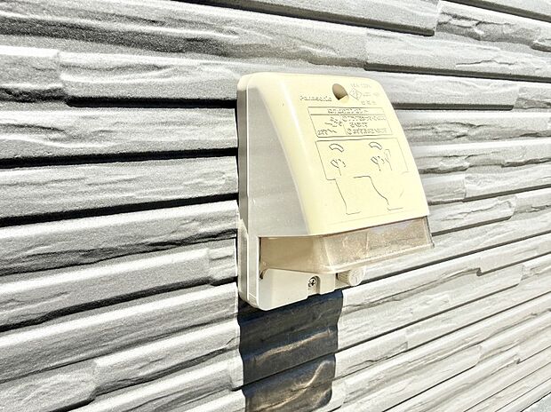 【屋外コンセント】■屋外に電源コンセントがあれば、高圧洗浄機で窓や外壁を掃除するなど便利です。