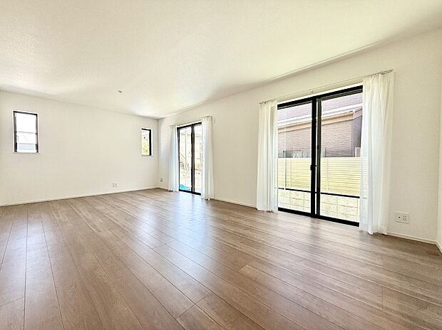 【リビングダイニング】■陽ざしが射し込む明るいLDKは家族でのんびり寛げます