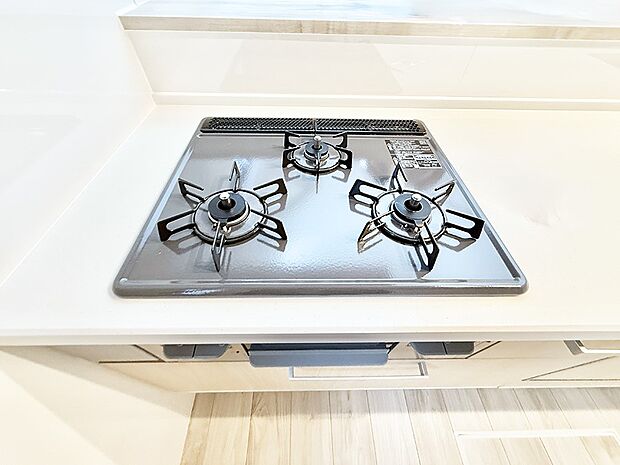 【3口ガスコンロ】■３口コンロのシステムキッチンで料理の手順もスムーズに