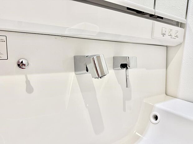 【ハンドシャワー付洗面台】■手洗いや顔を洗う時も快適に使える便利なシャワー