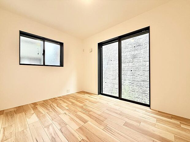 【リビング以外の居室】■落ち着いた色合いのお部屋で穏やかな時間を楽しめます
