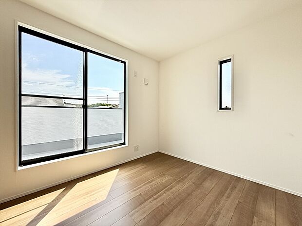 【寝室】大きな窓は開放感があり、明るさ通風バッチリです