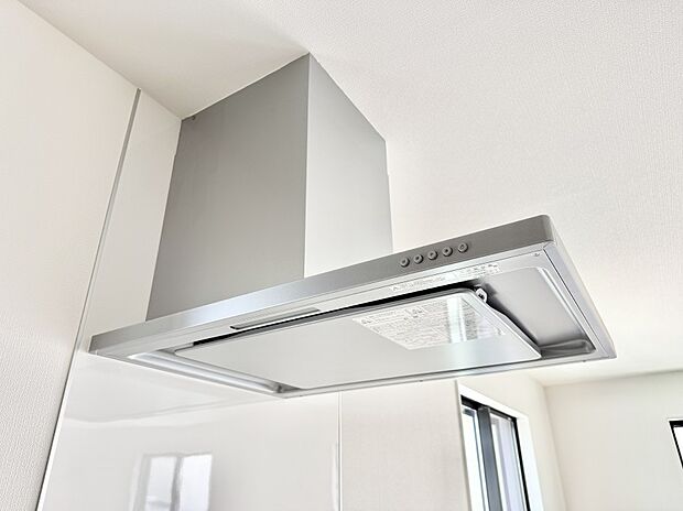 【レンジフード】■調理時の蒸気や匂いが換気扇に誘導され、効率的に排煙ができます。
