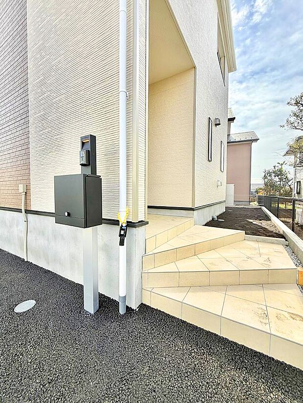 【玄関】■ 帰るたびにホッとする、安心感のある佇まい