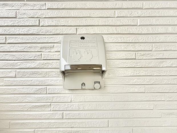 【屋外コンセント】■屋外に電源コンセントがあれば、高圧洗浄機で窓や外壁を掃除するなど便利です。